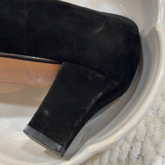 SALVATORE FERRAGAMO black suede heels - Picture 4 of 14